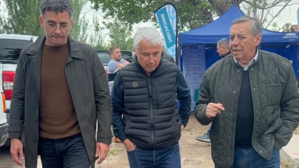 El intendente de Guayamall&eacute;n, Marcos Calvente; el presidente de AYSAM, Dar&iacute;o Hern&aacute;ndez, y el titular de Irrigaci&oacute;n, Sergio Marinelli.
