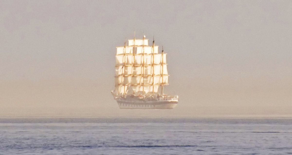 Generalmente, el espejismo se basa en un objeto real, como un barco a lo lejos Generalmente, el espejismo se basa en un objeto real, como un barco a lo lejos