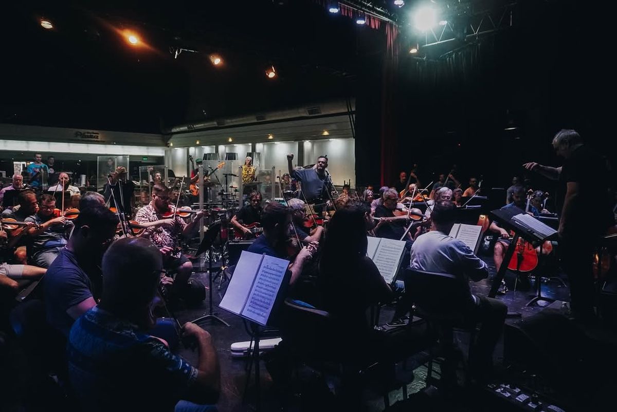 La Orquesta Filarmónica de Mendoza ensayó esta semana con Los Decadentes en el teatro Plaza de Godoy Cruz. La Orquesta Filarmónica de Mendoza ensayó esta semana con Los Decadentes en el teatro Plaza de Godoy Cruz.