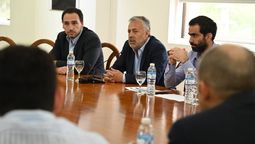 El ministro de Salud, Rodolfo Montero junto al gobernador Alfredo Cornejo, el ministro de Hacienda, Víctor Fayad y empresarios de clínicas de Mendoza.