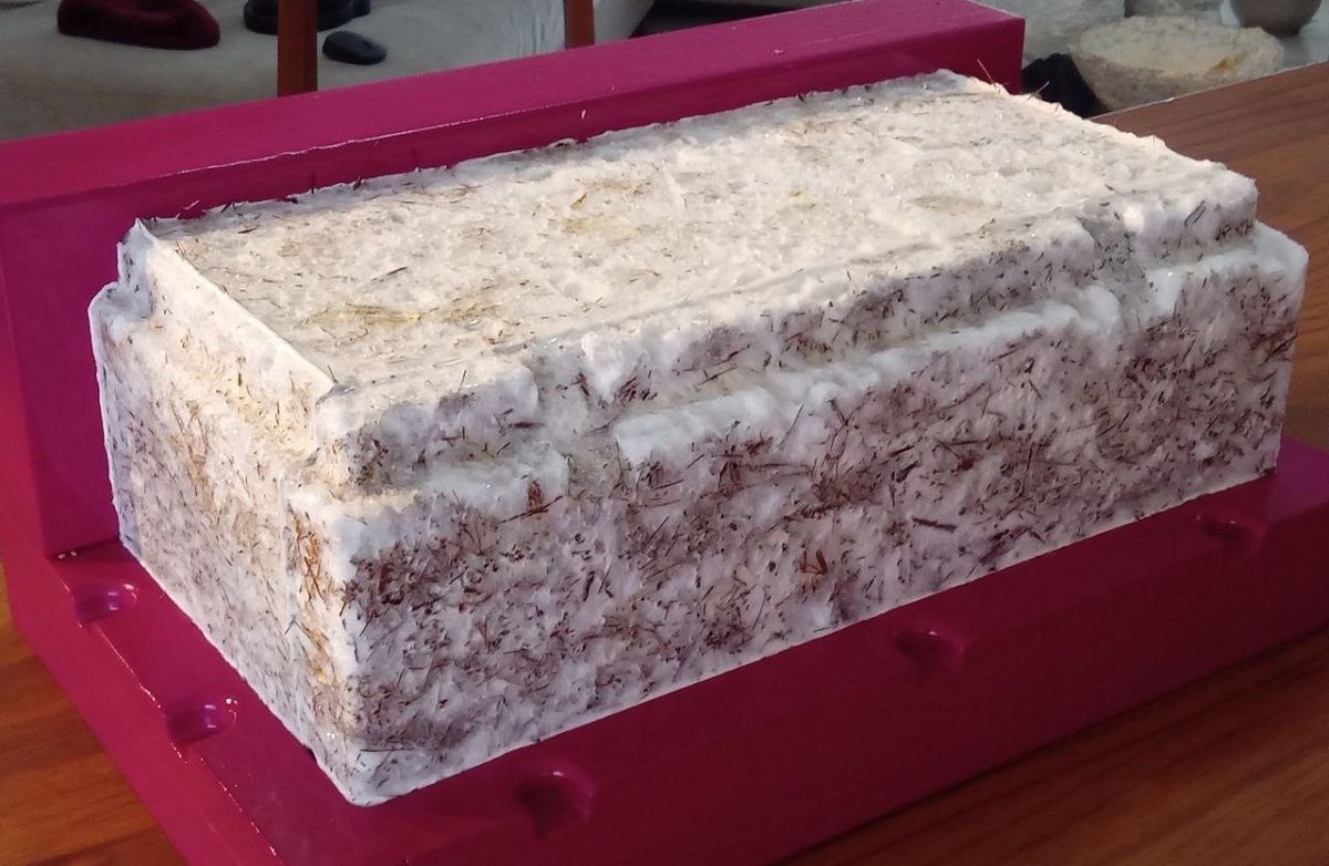 La bodega recolecta la poda de las viñas, se tritura con una máquina, se pone en un molde y se inocula con un hongo. La bodega recolecta la poda de las viñas, se tritura con una máquina, se pone en un molde y se inocula con un hongo.