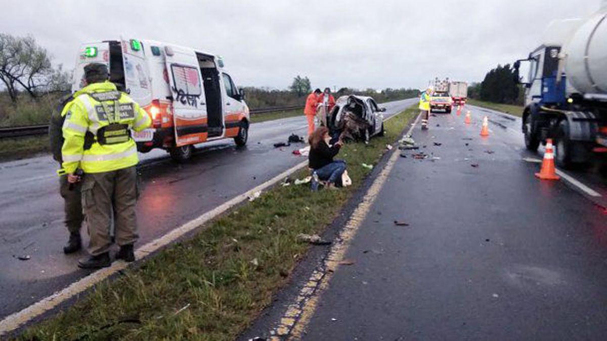 El accidente se produjo pasadas las 6 de la mañana en la ruta 12, en Paraná, y las intensas lluvias que se registraban podrían haberlo originado. Tres personas murieron y cinco quedaron heridas