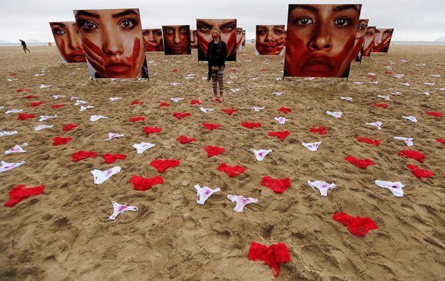 Cientos de bombachas inundan las playas de Brasil en protesta por violaciones a mujeres