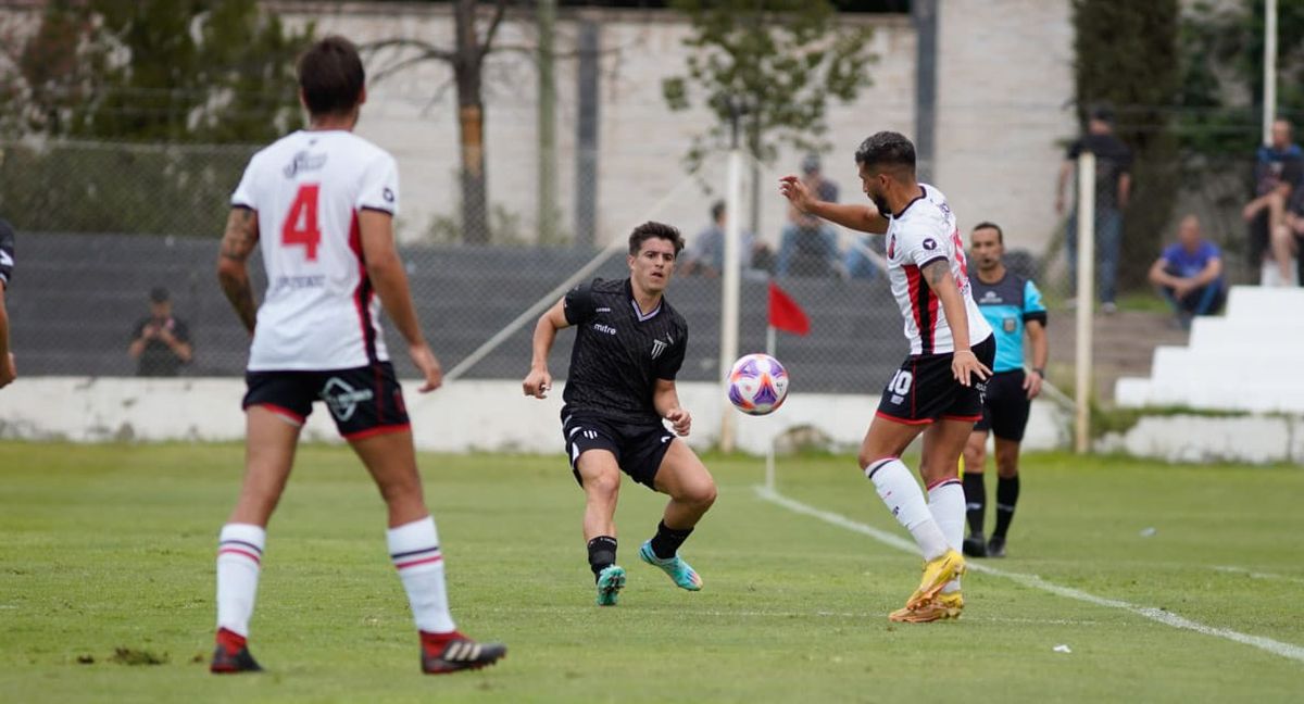Fernando Bersano anotó el gol para Gimnasia y Esgrima ante Defensores de Belgrano.