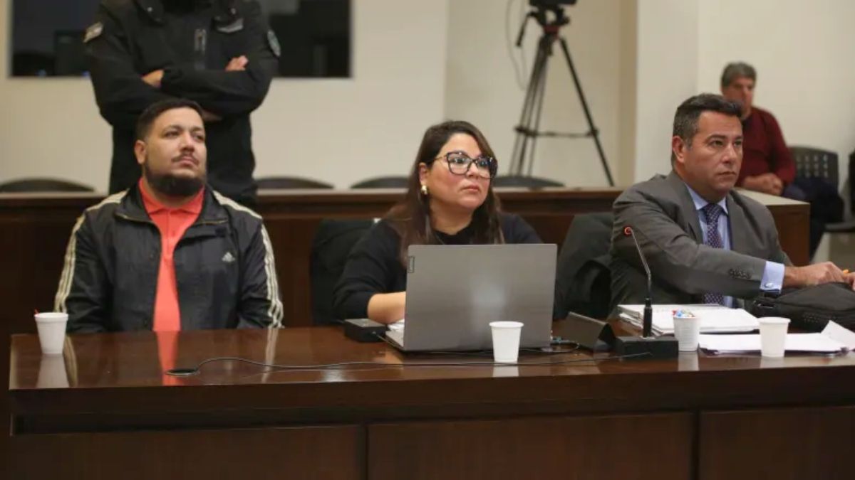 El sospechoso del crimen con sus abogados defensores. Foto: Prensa Poder Judicial.