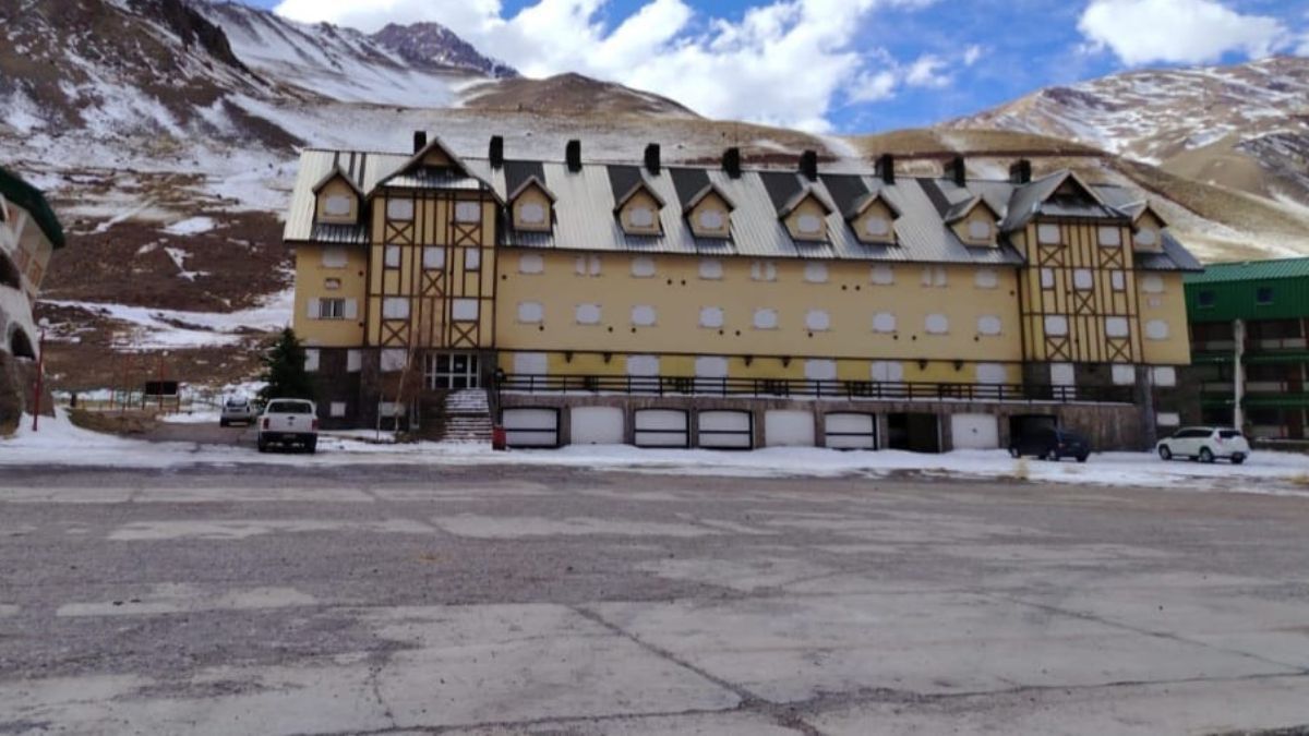 En este invierno 2025 la nieve no termina de consolidarse en la cordillera. Así lucía la localidad de Penitentes esta semana.