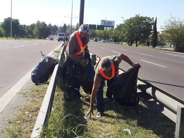 Limpiaron el cantero central  del Acceso Este