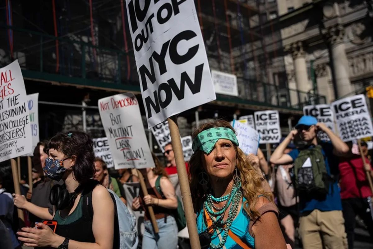 Un grupo de manifestantes protestan en Nueva York, Estados Unidos, contra las políticas migratorias de Donald Trump y los agentes del ICE. Crédito: EFE/ Angelina Katsanis.