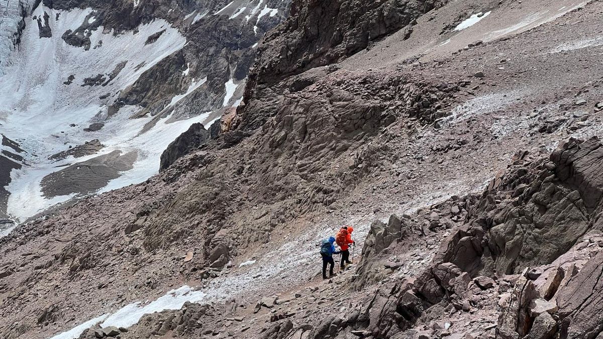 En medio de la inmensidad, el equipo cumbre avanzó hacia el campamento Canadá a 5.060 metros sobre el nivel del mar. En medio de la inmensidad, el equipo cumbre avanzó hacia el campamento Canadá a 5.060 metros sobre el nivel del mar.