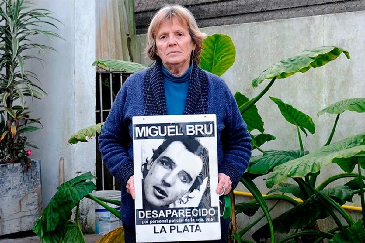 Rosa Schonfeld, madre de Miguel Bru, con la foto del joven estudiante de periodismo desaparecido hace 29 años, luego de ser detenido por efectivos de la Comisaría 9ª de La Plata