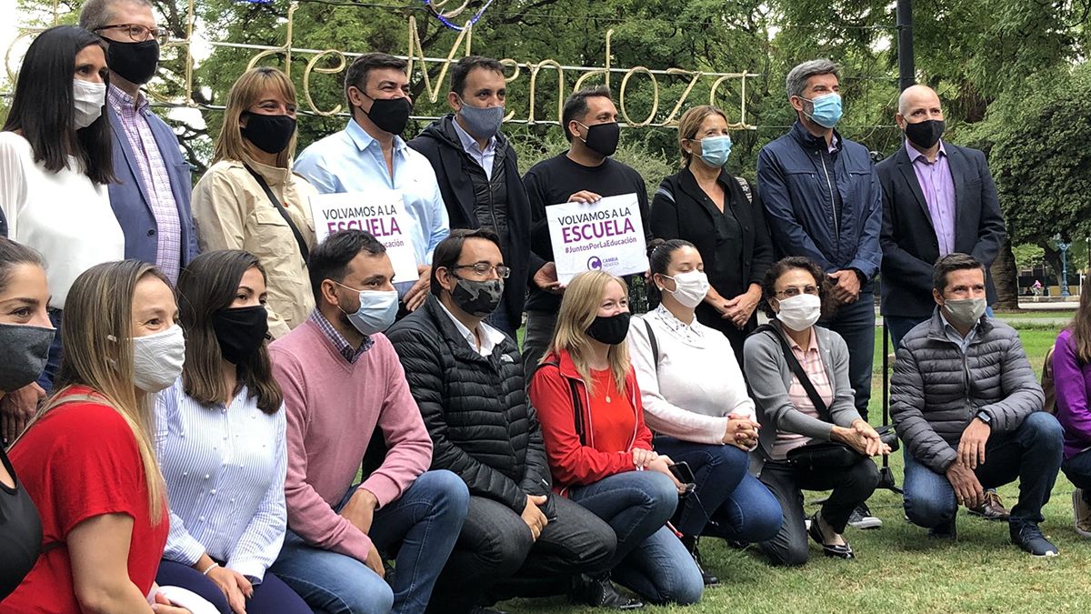 Dirigentes opositores al Gobierno nacional realizaron una movilización a favor de las clases presenciales, más allá de que ya está la fecha de regreso el 1 de marzo. En Mendoza, se reunieron en la plaza Independencia.