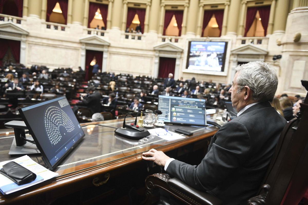 El diputado nacional Julio Cobos le pidió a Milei no romper el equilibrio social. Diputados le dio media sanción al proyecto de ley de financiamiento universitario.