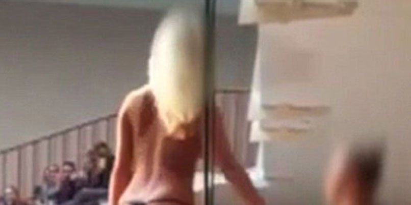 Striptease en el salón de actos de un colegio... y se armó