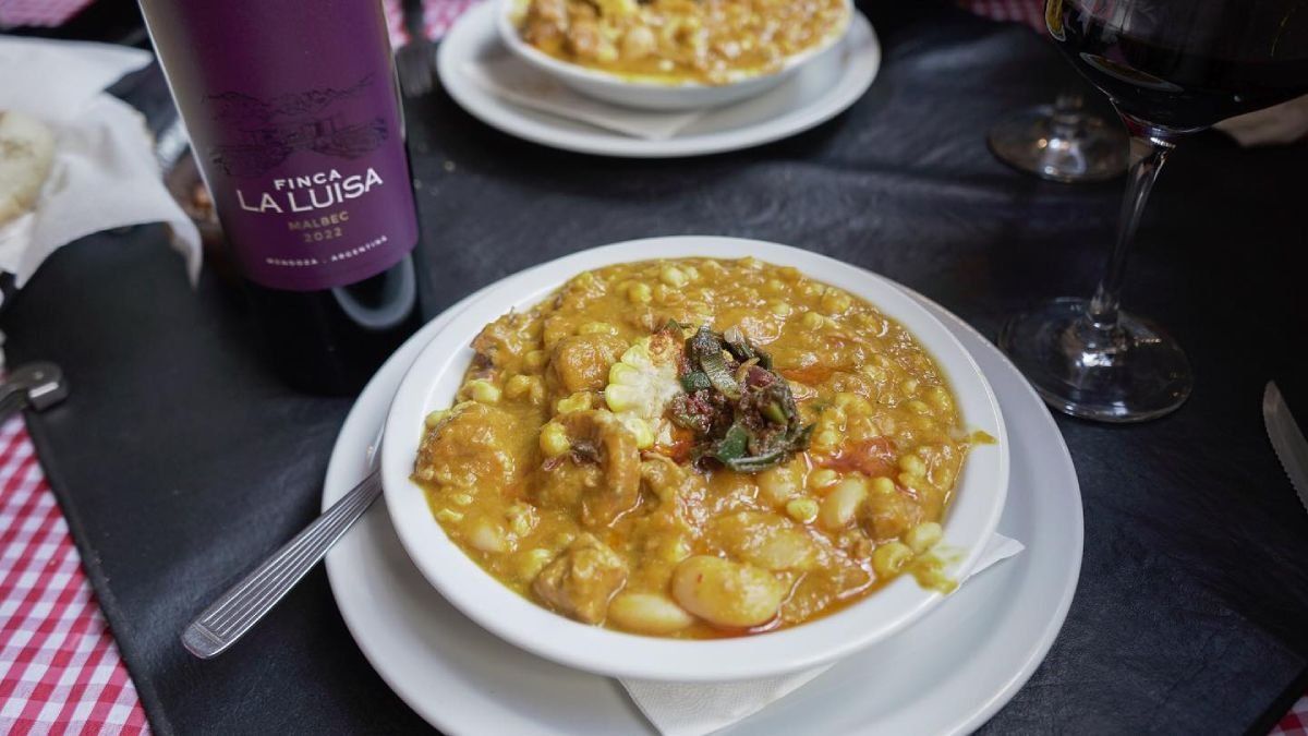 Se avecinan las fiestas patrias: el bodegón ideal para comer un locro gigante y barato
