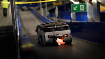 Llevaba los intestinos de su esposo en una valija y la detuvieron en el aeropuerto