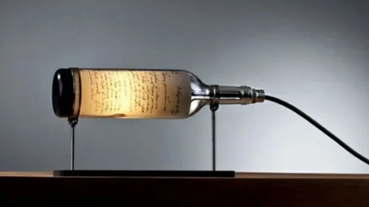Reciclar botellas para hacer lámparas.