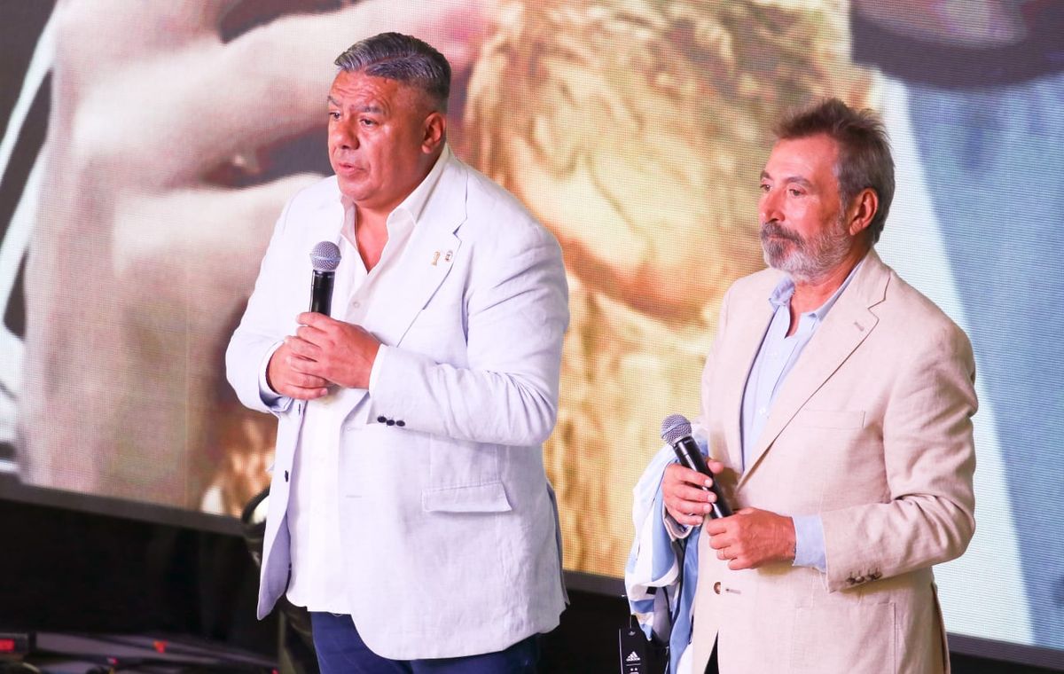 Chiqui Tapia y Daniel Vila en uno de los momentos clave de la Vendimia Solidaria 2023.