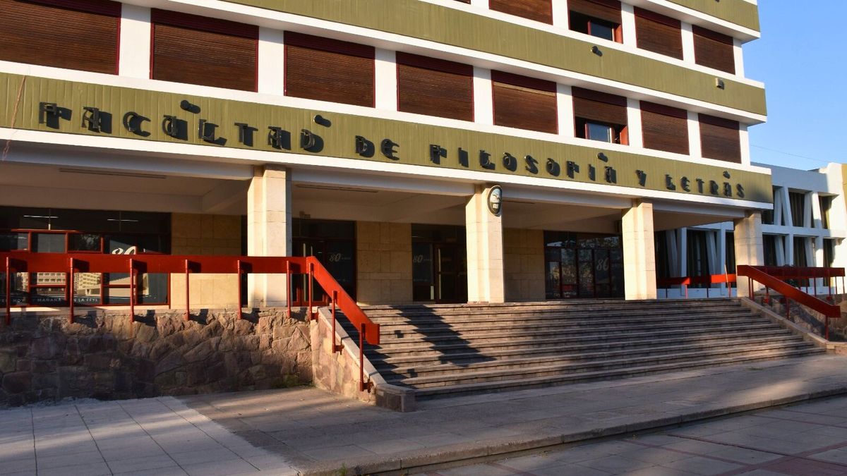La facultad de Filosofía y Letras de la UNCuyo. La facultad de Filosofía y Letras de la UNCuyo.