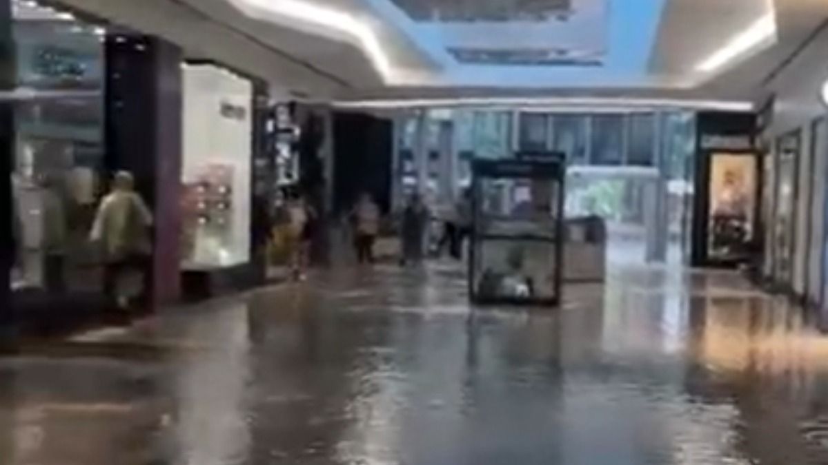 Una de las postales que dejó la inundación en el centro comercial Palmares.