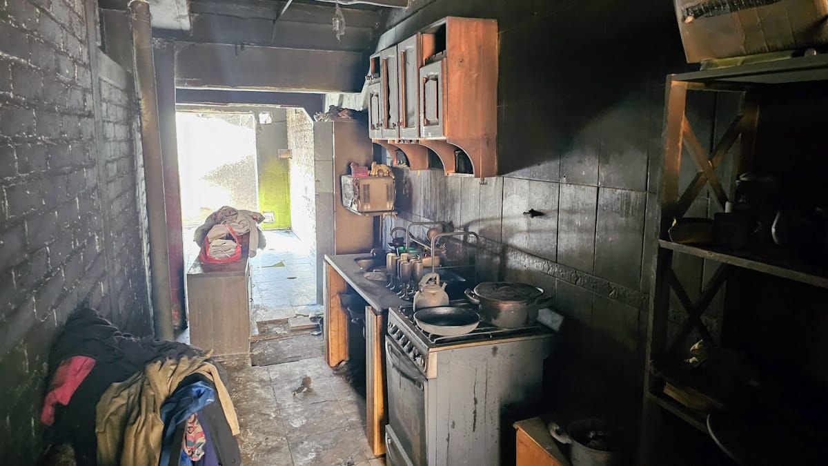 Muchas familias afectadas fueron evacuadas en el Gimnasio N° 5 de La Favorita, y otros, prefirieron instalarse en casas de vecinos o familiares. Muchas familias afectadas fueron evacuadas en el Gimnasio N° 5 de La Favorita, y otros, prefirieron instalarse en casas de vecinos o familiares.