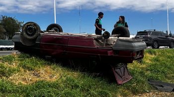 Un conductor volcó con su auto en el Acceso Este y quedó en grave estado tras el accidente