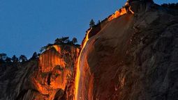 El video muestra cómo esta cascada se convierte en fuego unos días al año… ¡y no es un efecto especial!