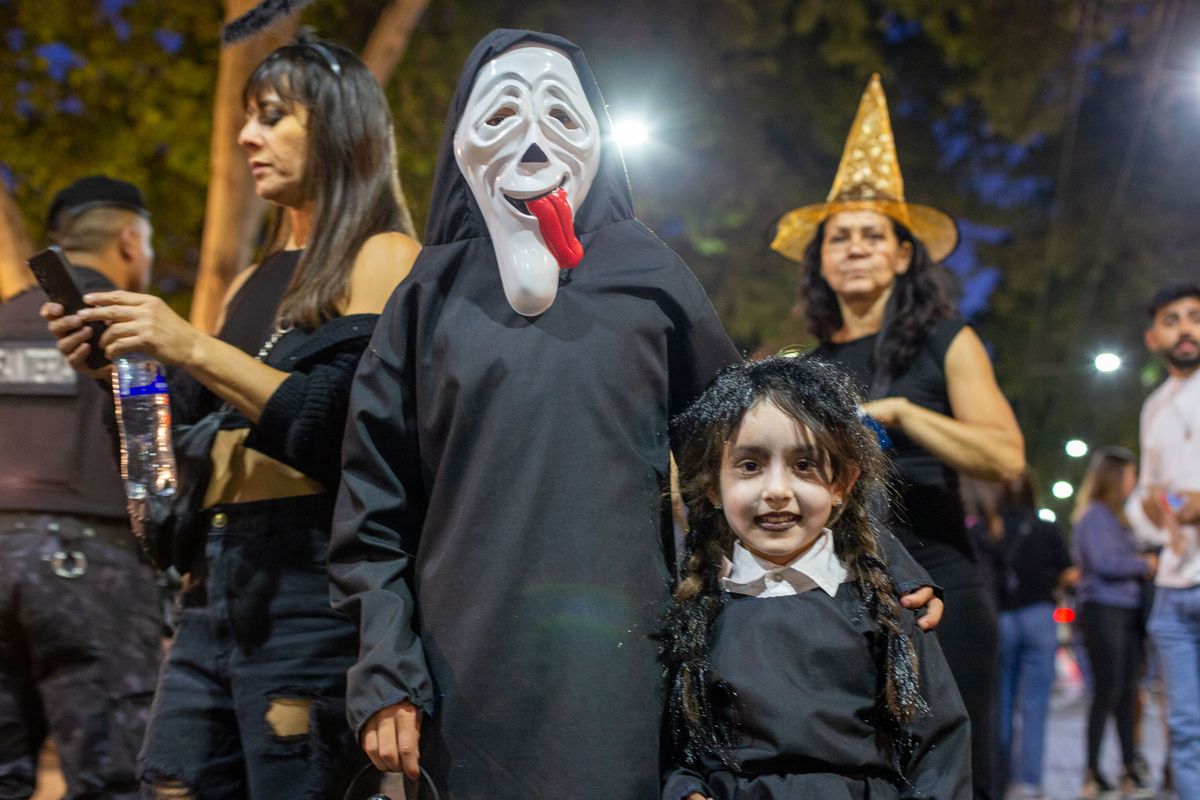 Niños, jóvenes y adultos por igual se animaron a mostrar sus tenebrosos personajes en plena calle Arístides. Niños, jóvenes y adultos por igual se animaron a mostrar sus tenebrosos personajes en plena calle Arístides.