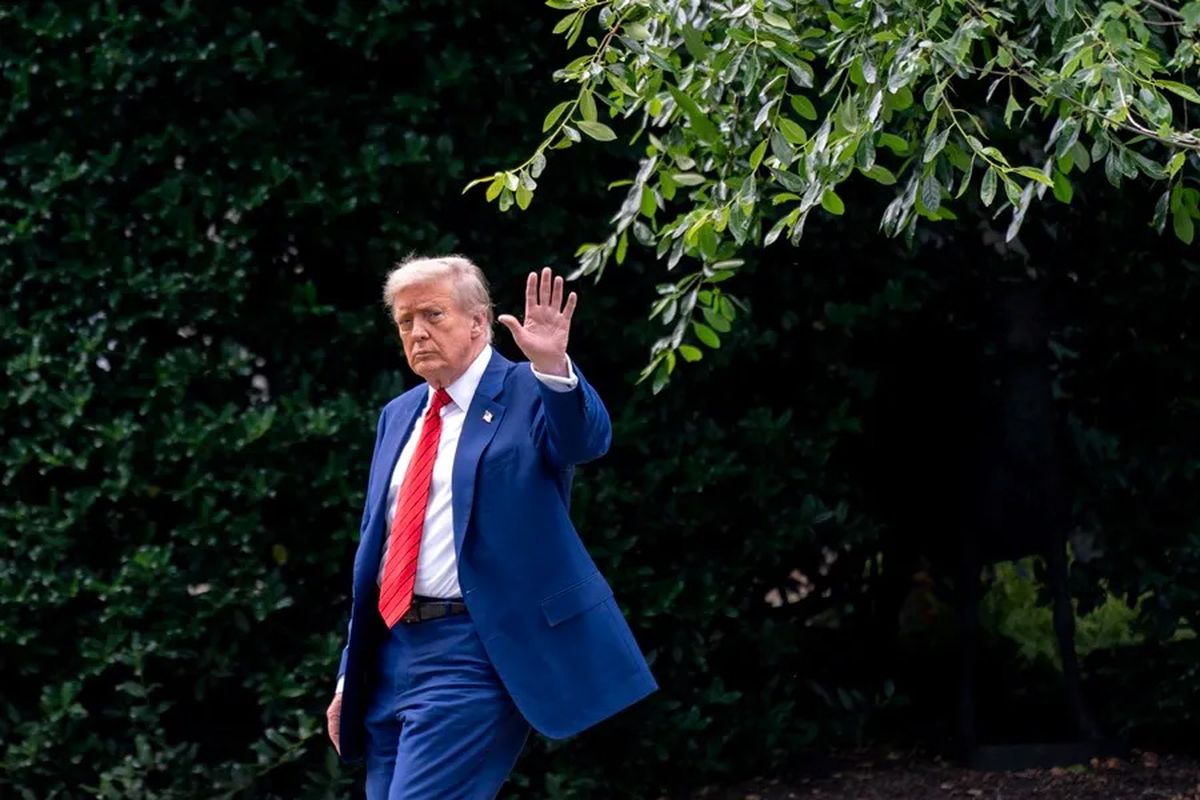 El presidente de Estados Unidos, Donald Trump, camina por el jardín sur de la Casa Blanca antes de subir al Marine One en Washington. La tensión entre Israel e Irán sigue creciendo. Crédito: EFE/EPA/STEFANI REYNOLDS / POOL. El presidente de Estados Unidos, Donald Trump, camina por el jardín sur de la Casa Blanca antes de subir al Marine One en Washington. La tensión entre Israel e Irán sigue creciendo. Crédito: EFE/EPA/STEFANI REYNOLDS / POOL.