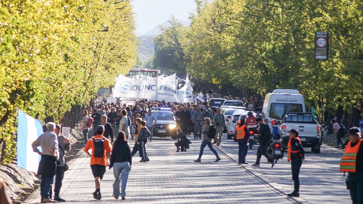 Estudiantes, rectores, académicos y agrupaciones de toda estirpe colmaron el parque San Martín. Estudiantes, rectores, académicos y agrupaciones de toda estirpe colmaron el parque San Martín.