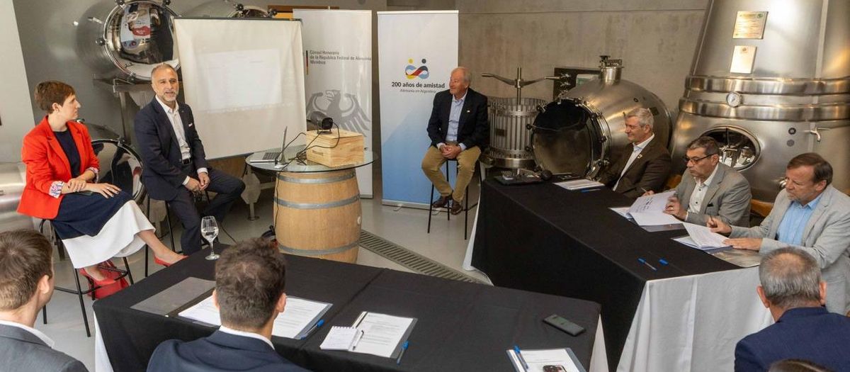 Jimena Latorre también estuvo en el Consulado de Alemania. Jimena Latorre también estuvo en el Consulado de Alemania.