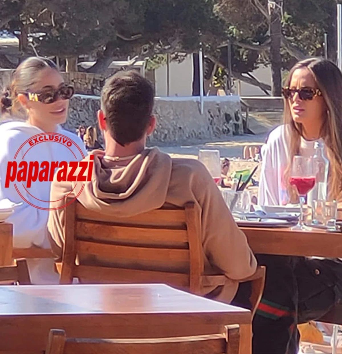 Otra toma de Tini junto a De Paul en un bar de Ibiza.