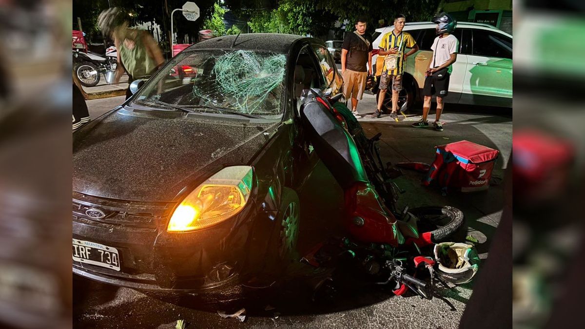 Testigos indicaron que el conductor del auto no habría respetado el disco pare y provocó el accidente con la motociclista de Pedidos Ya. Foto: Matías Pascualetti/ Radio Nihuil.