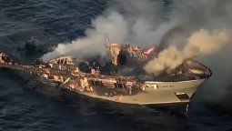 La Guardia Costera de Italia captó al yate incendiado hundiéndose.