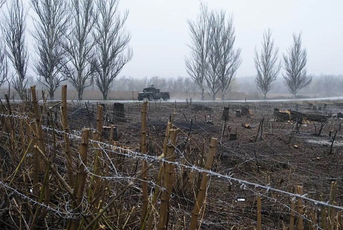 Un vehículo de evacuación médica ucraniano pasa junto a un campo con fortificaciones, cerca de la ciudad de Pokrovsk en Ucrania, luego de los ataques de Rusia. Crédito: EFE/EPA/Sergey Shestak.