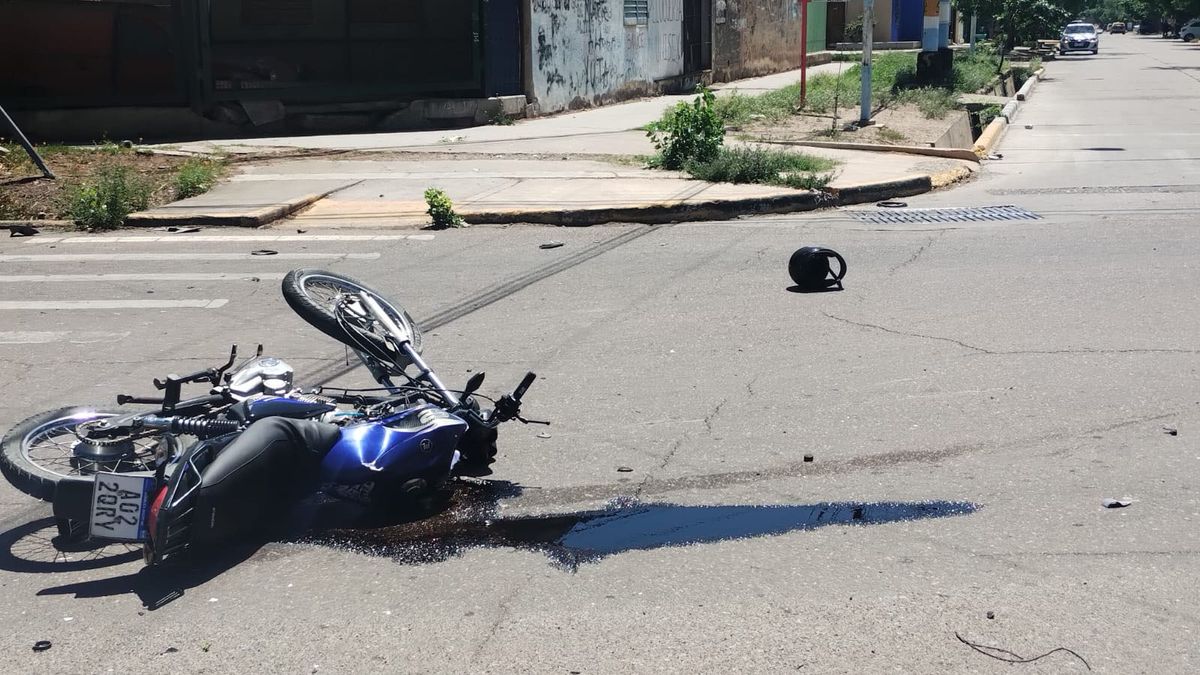 La motociclista fue embestida por el conductor de un auto en el barrio Chile, de Godoy Cruz. La motociclista fue embestida por el conductor de un auto en el barrio Chile, de Godoy Cruz.