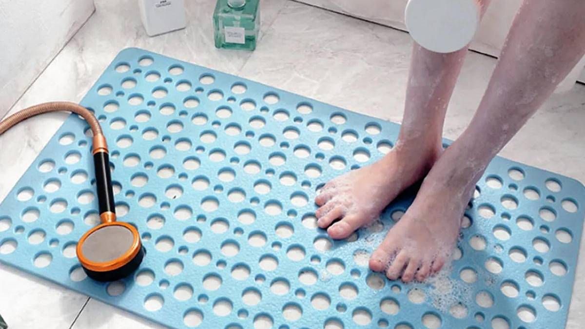 Elimina las manchas negras de moho de la alfombra del baño con uno truco casero de limpieza. Elimina las manchas negras de moho de la alfombra del baño con uno truco casero de limpieza.