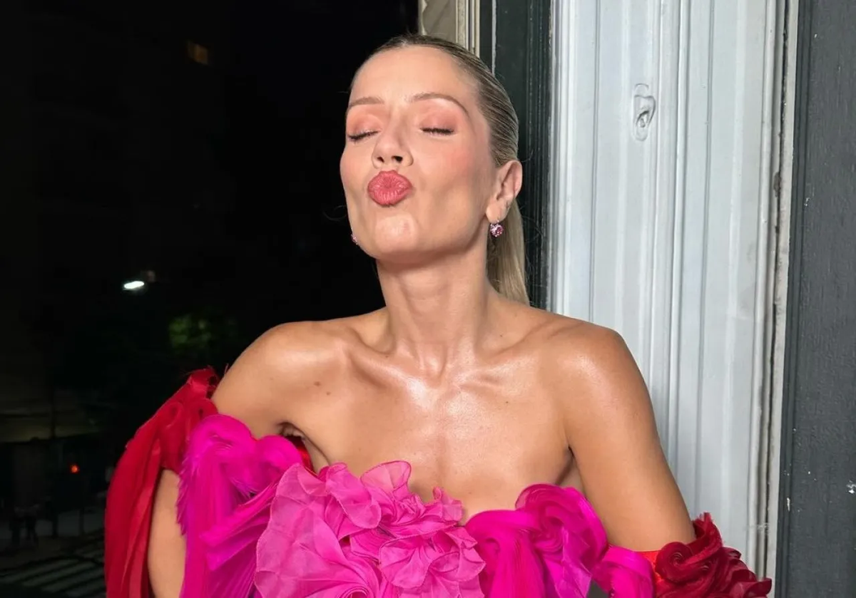 Laurita Fernández confirma que los pantaloncitos se llevan metalizados al ras.