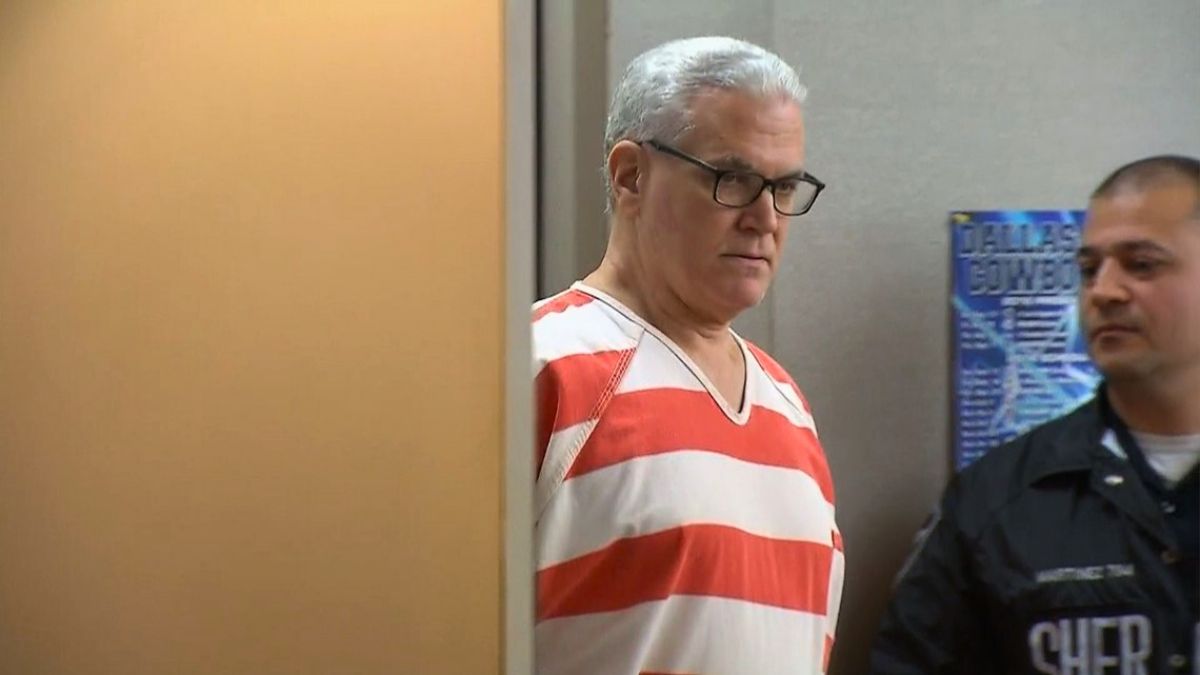 El criminal fue condenado a pena de muerte por el aberrante hecho. El criminal fue condenado a pena de muerte por el aberrante hecho.