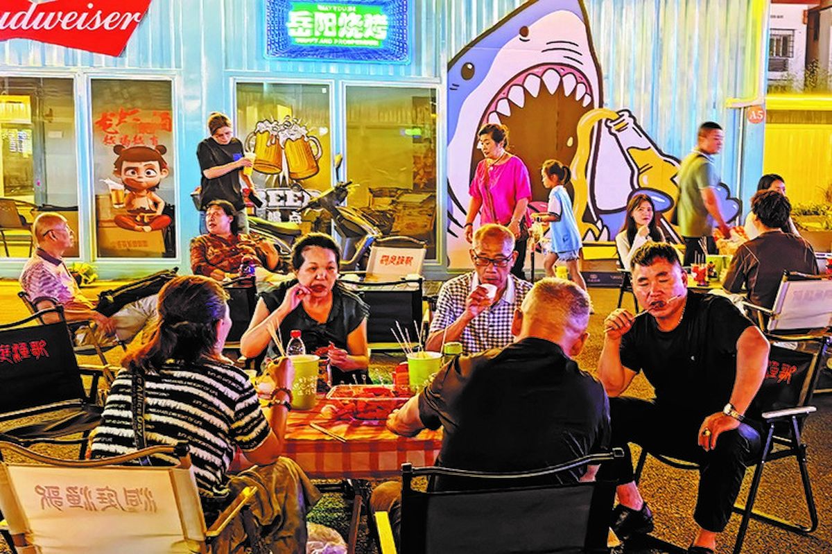 Personas disfrutan de una parrilla al aire libre en Yueyang, provincia de Hunan. PARA USO DE CHINA DAILY. &nbsp;