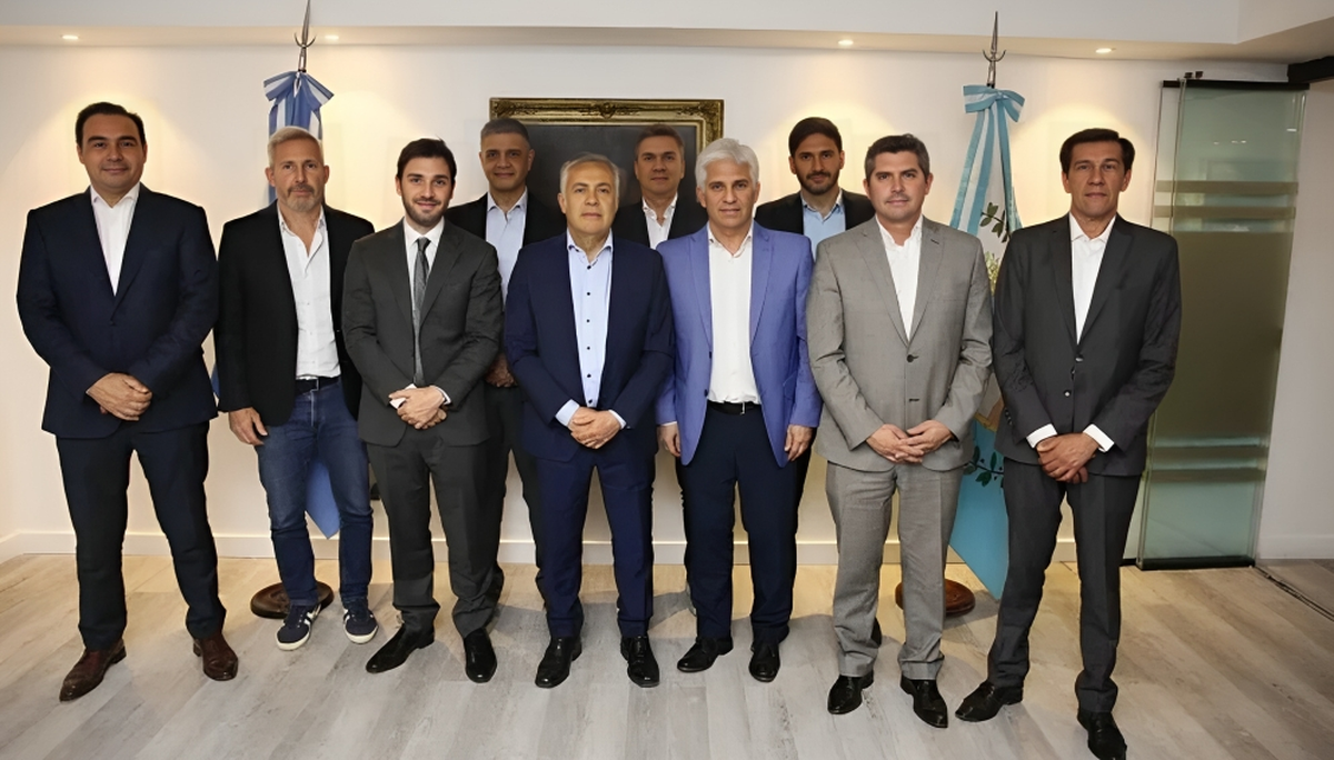 Los gobernadores de Juntos por el Cambio ya le habían planteado a la gestión de Javier Milei la posibilidad de coparticipar el impuesto al cheque para compensar lo que perdieron con la reforma del impuesto a las Ganancias. Los gobernadores de Juntos por el Cambio ya le habían planteado a la gestión de Javier Milei la posibilidad de coparticipar el impuesto al cheque para compensar lo que perdieron con la reforma del impuesto a las Ganancias.