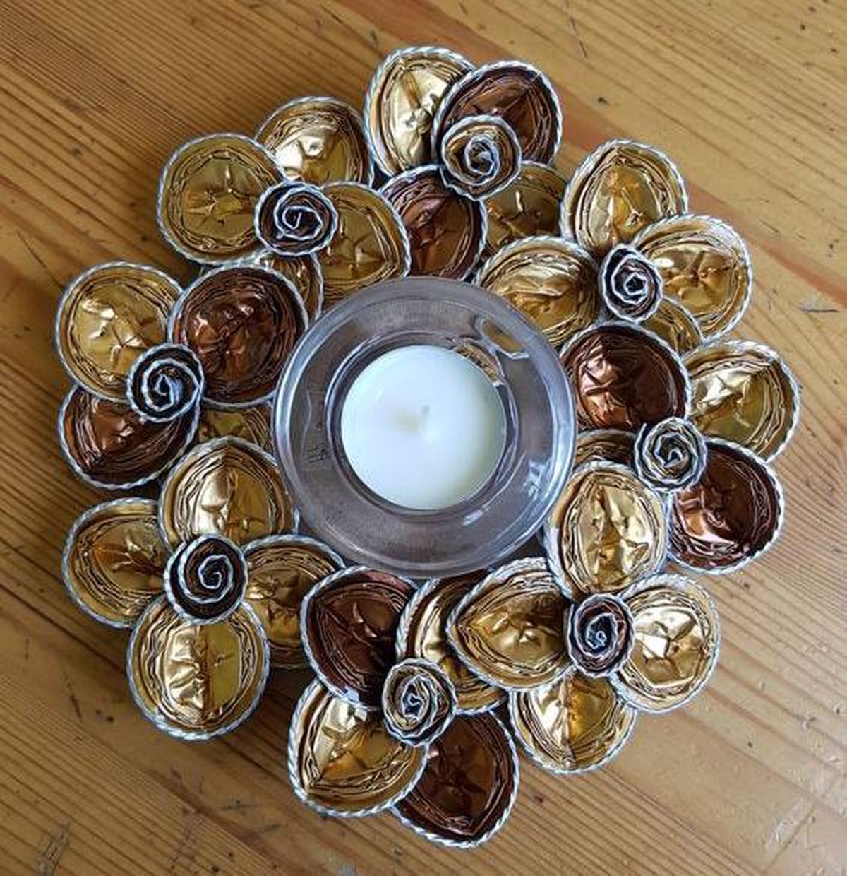 Puedes armar un centro de mesa distinto con elementos naturales.&nbsp;