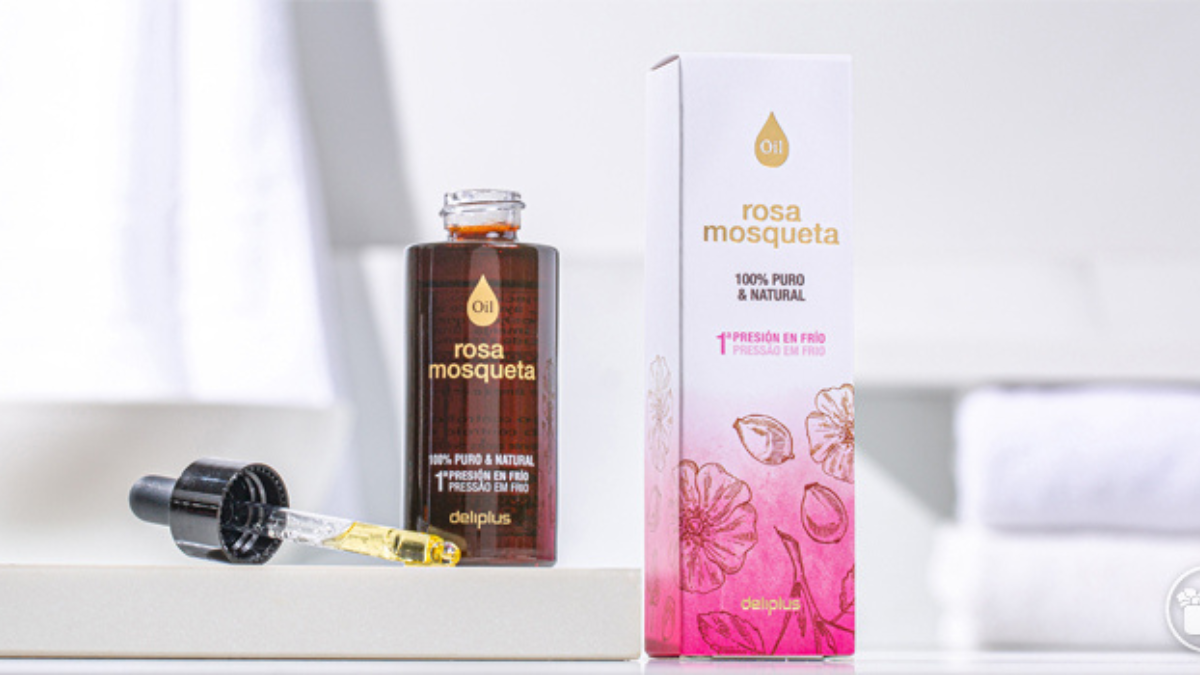 El aceite de rosa mosqueta de Mercadona viene en una presentación con gotero para facilitar su aplicación. El aceite de rosa mosqueta de Mercadona viene en una presentación con gotero para facilitar su aplicación.