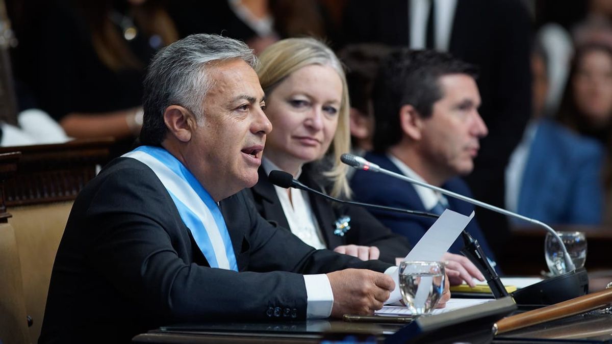 Alfredo Cornejo en la Legislatura de Mendoza brindando su discurso en la Asamblea Legislativa.