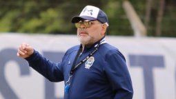 Maradona confirmó que sigue en Gimnasia y apoyó la continuidad de Pellegrino