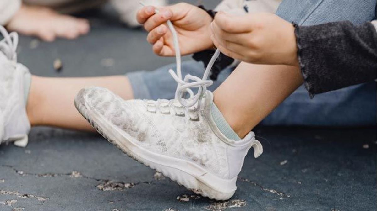 Zapatillas blancas. El eficaz truco para quitarle las manchas a tus zapatillas.&nbsp;