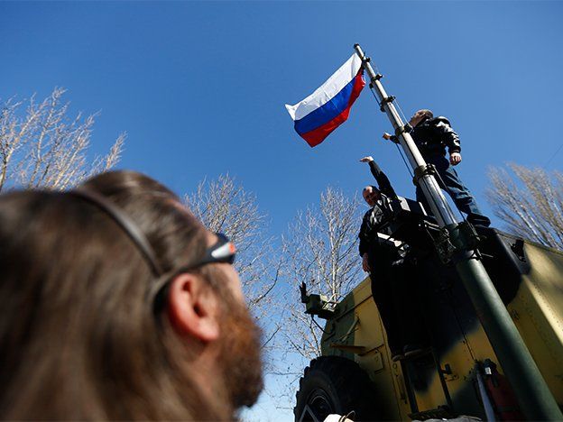 La banderas rusas ya ondean en todas las unidades militares de Crimea