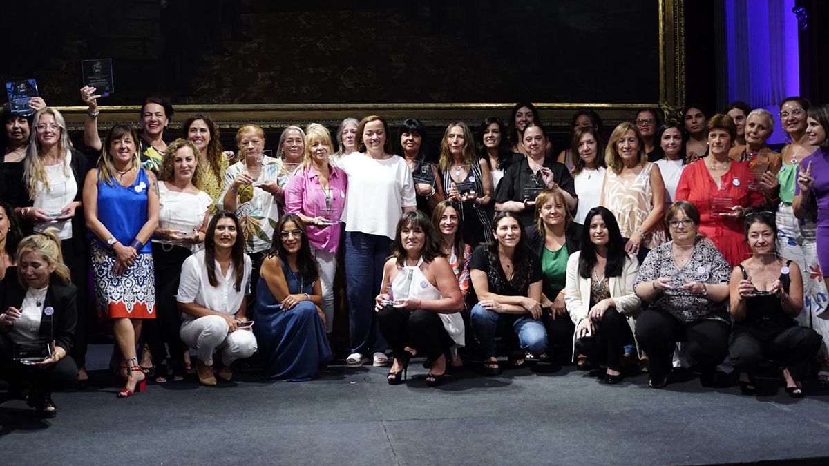 La titular de la Cámara de Diputados, Cecilia Moreau, junto a las mujeres que fueron reconocidas.
