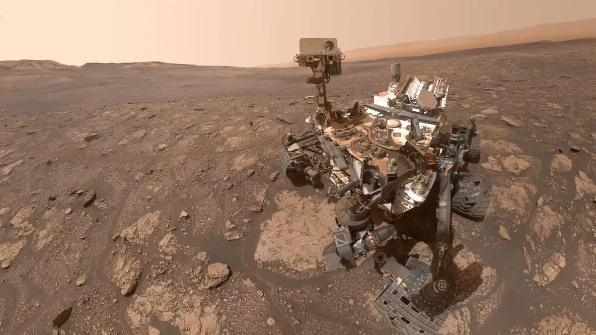 El vehículo Curiosity capturó una autorretrato en la región de Glen Torridon, un sitio donde los científicos identificaron minerales de arcilla que sugieren la presencia de agua en el pasado remoto de Marte. Este escenario resultó ideal para realizar experimentos químicos con el robot, los cuales permitieron hallar moléculas orgánicas complejas que sirven como indicadores de habitabilidad en el cráter Gale. El vehículo Curiosity capturó una autorretrato en la región de Glen Torridon, un sitio donde los científicos identificaron minerales de arcilla que sugieren la presencia de agua en el pasado remoto de Marte. Este escenario resultó ideal para realizar experimentos químicos con el robot, los cuales permitieron hallar moléculas orgánicas complejas que sirven como indicadores de habitabilidad en el cráter Gale.