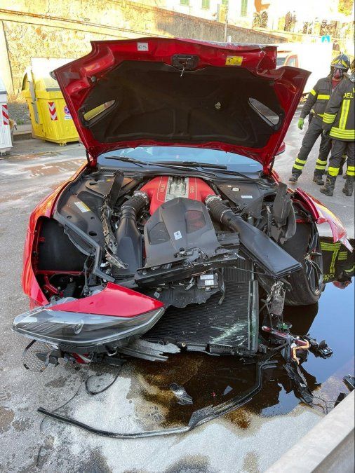 Federico Marchetti, el arquero suplente del Genoa de la Serie A de Italia, dejó su Ferrari de 300 mil euros en el lavadero. Así quedó tras un accidente