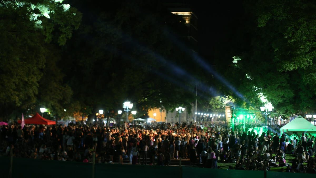 Decena de miles. Más de 10.000 personas, mayoritariamente mujeres, completaron una larga marcha por la ciudad de Mendoza y se reunieron en el punto final: la plaza Independencia, para los actos y discursos centrales por el Día Internacional de la Mujer.